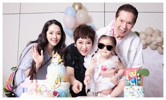 向太|向太晒年轻时候旧照,清新脱俗五官精致,优雅大方超像儿媳郭碧婷