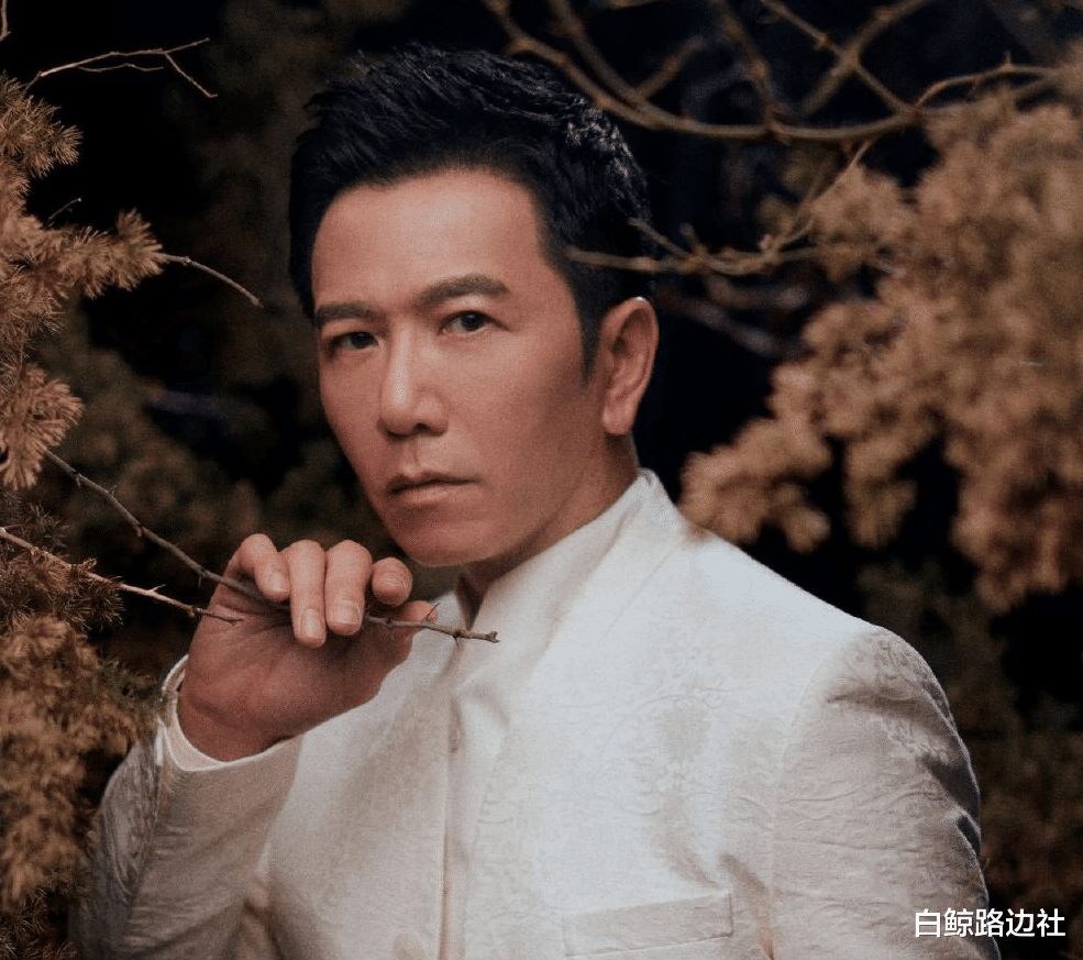 温兆伦|58岁温兆伦罕晒全家福！小20岁三婚妻子颜值高，女儿精致好似公主