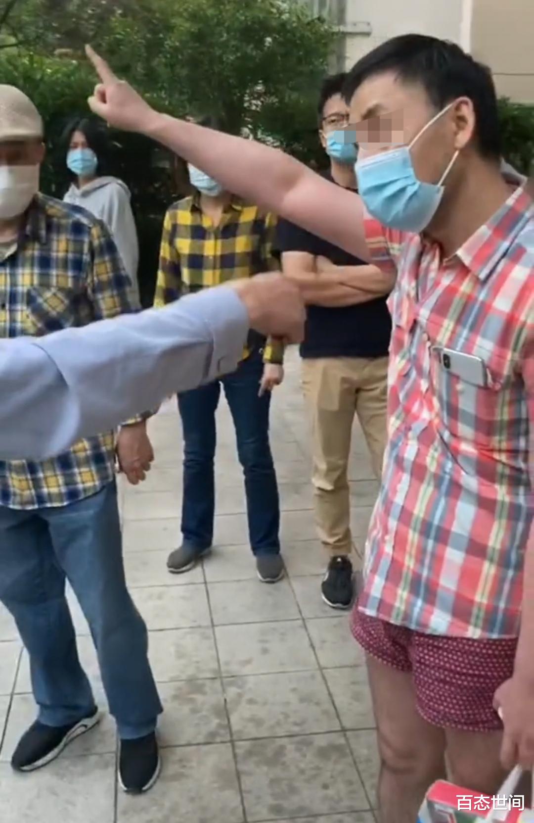上海一男子违规偷跑出小区引众怒回家受阻，装外国人飙英语被揭穿