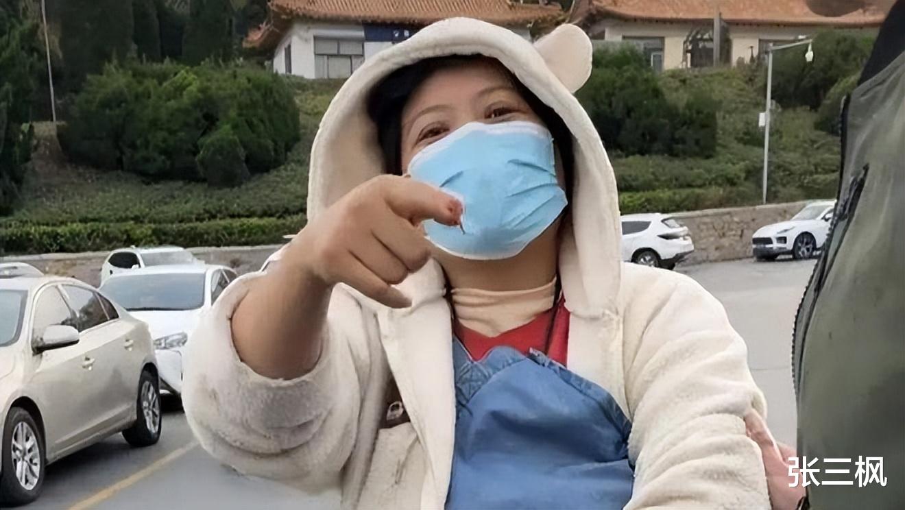 董宇辉被泼水事件后续:女子获得原谅已回家,泼水理由很牵强