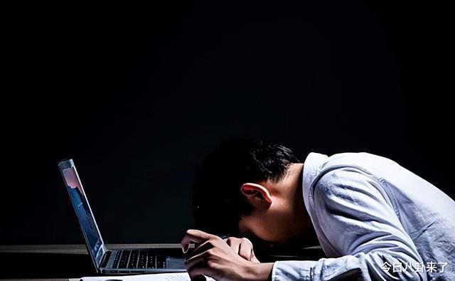 留美学霸工作8年无绿卡,后在公司跳楼,清华同事揭露内幕被开除