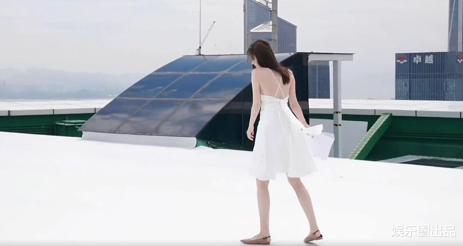 古力娜扎|古力娜扎在天台拍广告,穿露背长裙又蹦又跳,活力四射少女感十足