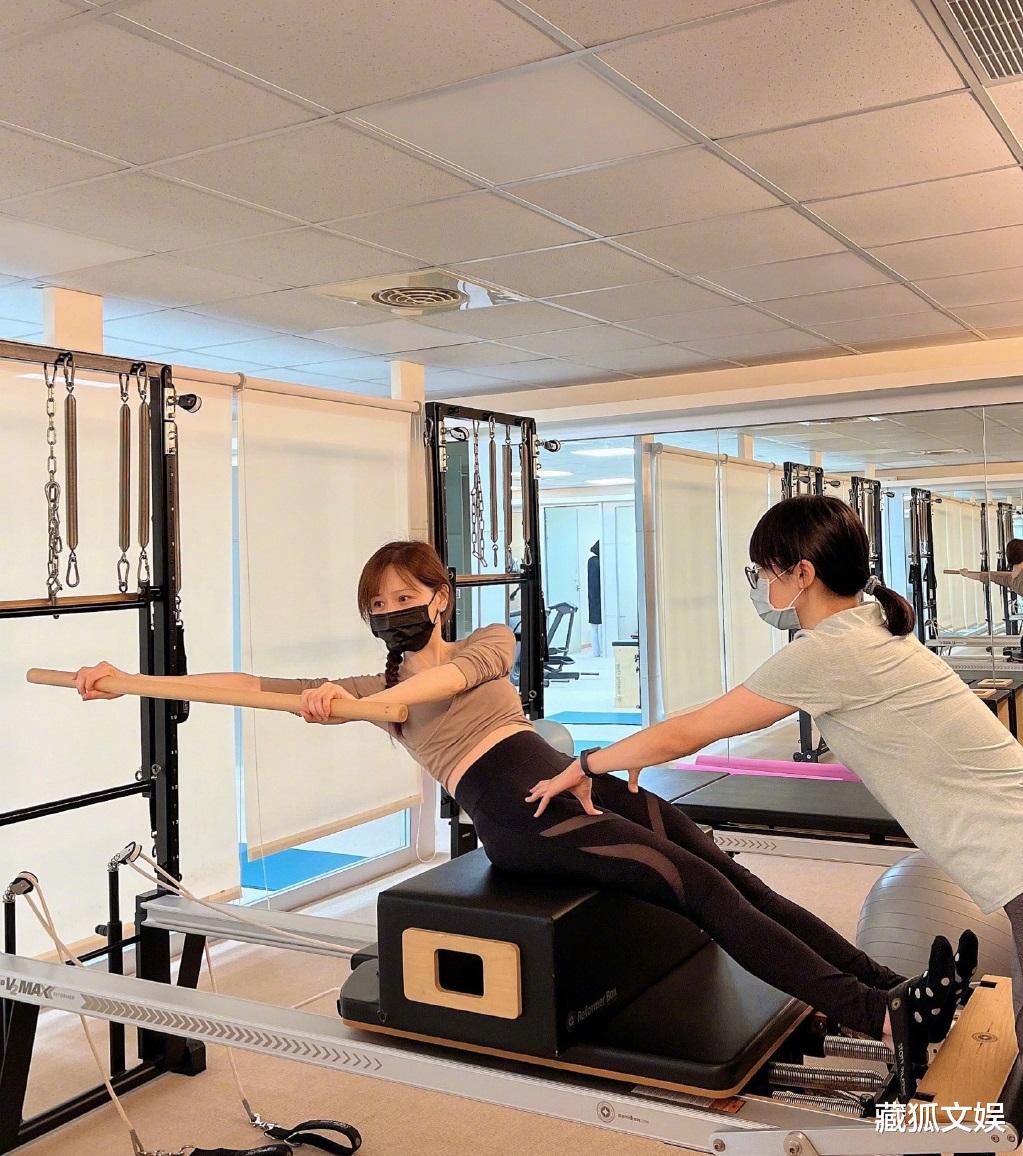 王心凌|太奇葩！王心凌演唱会收粉丝花圈祝贺，网友：这文化差异有点吓人