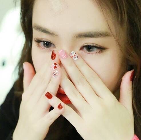 美甲 当女明星也不容易,假指甲假头发只是常规操作,“假皮肤”才够狠