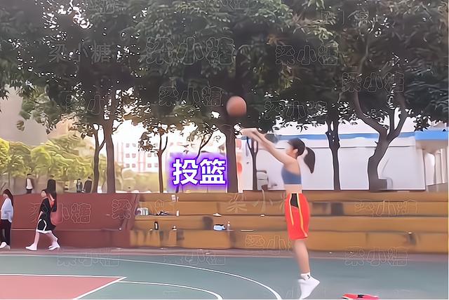 篮球|广西：一美女脱了球衣打篮球遭吐槽，男生：我们没法安心比赛了