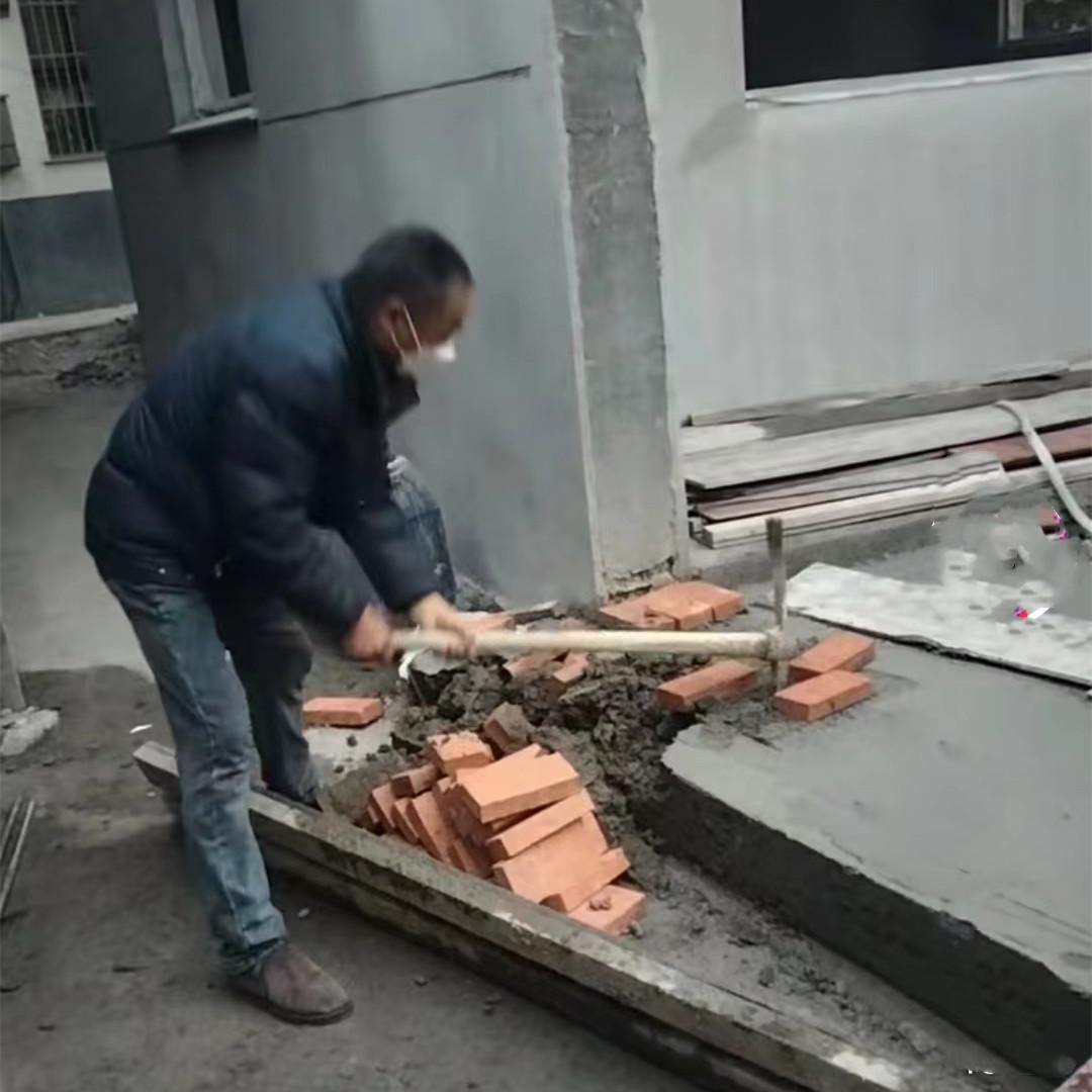 多管闲事?江苏一男子家院子突出挡路,被隔壁邻居拿工具挖掉