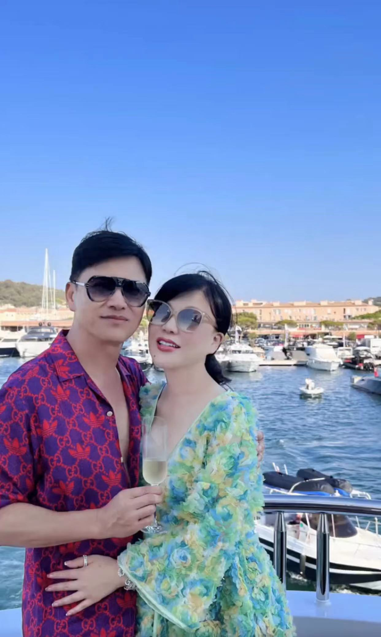 吕良伟|66岁吕良伟回国，紧搂富婆亲密合影，穿5000元上衣笑容满面似冻龄