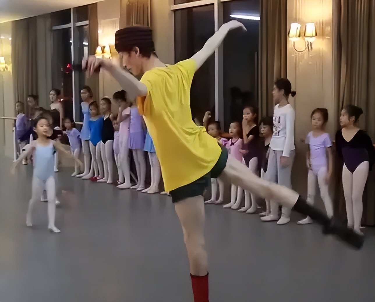 杨丽萍|46岁巨婴郭冷:除了跳舞,连连衣服都不会洗的人,年入百万却无人敢嫁