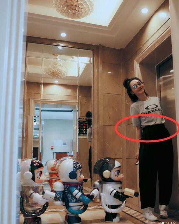 白百何|白百何穿紧身裤肚子高隆疑怀孕,6天前曾自拍,黑裤是障眼法?