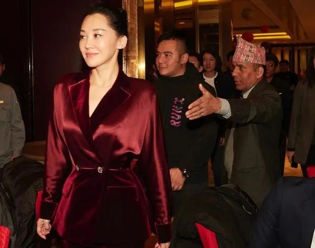 穿衣搭配 许晴真当自己是老少女？剪学生头扮嫩反显老，脸上都是皱纹啊！