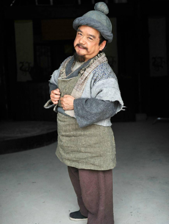 陈三木|袖珍演员陈三木：身高1.28米，四任老婆个个美，与王宝强有过节？