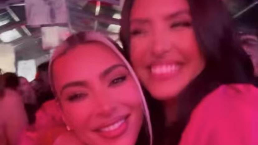 金·卡戴珊|科比老婆参加派对，和卡戴珊玩自拍，粉红长裙亮眼，40岁气质真棒