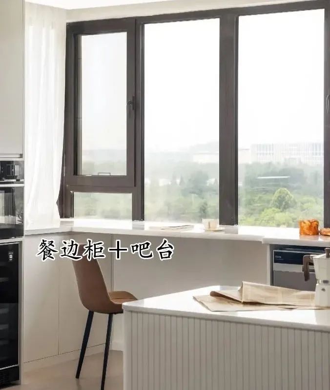 餐边柜换个位置,不放侧边改放窗边,功能多还显大,都能当西厨用