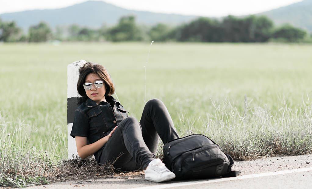 日出|女孩穷游日记曝光：半年体验13个男人，卡车司机就占了5个