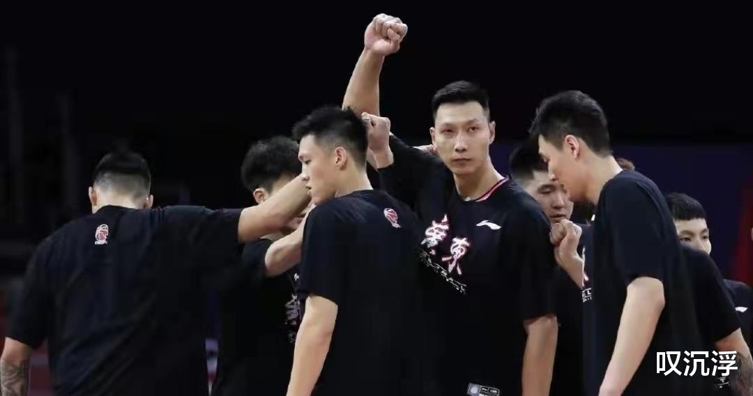 徐杰|浙粤大战出现争议判罚，徐杰带球跑三步，主裁判闫军竟然毫无反应