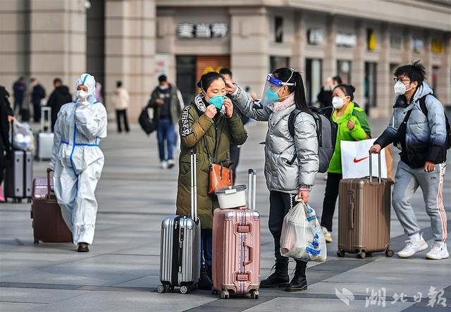 汉口火车站:放开不放松 旅客自我防护意识强