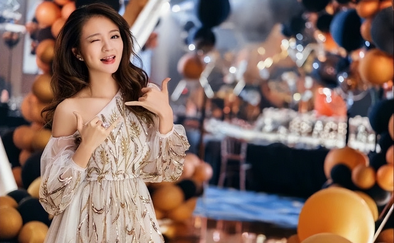 安以轩|阔太安以轩放下身段高调捞金养家!穿露肩装卖萌扮少女,不再炫富