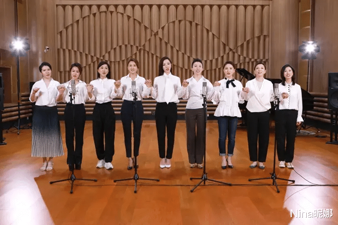 张蕾|央视女主持天团合体，张蕾穿职场装像“女干部”，167朱迅个矮霸气站C位