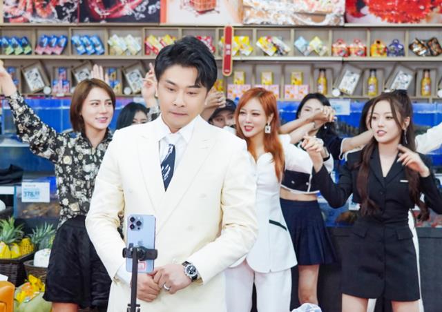 带货|粉丝质疑辛巴偏心女徒弟，对方直播解释：她继承了我无畏的精神