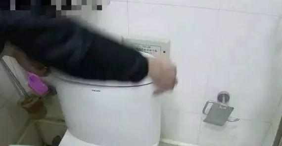 马桶有异味?只需1个塑料瓶,马桶50年不脏不臭,水费还少一半!