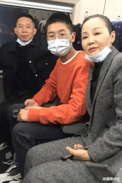 孙悦|时隔14年的合影！孙悦与孙卓相见，弟弟孙辉弹琴唱歌嗨唱全场