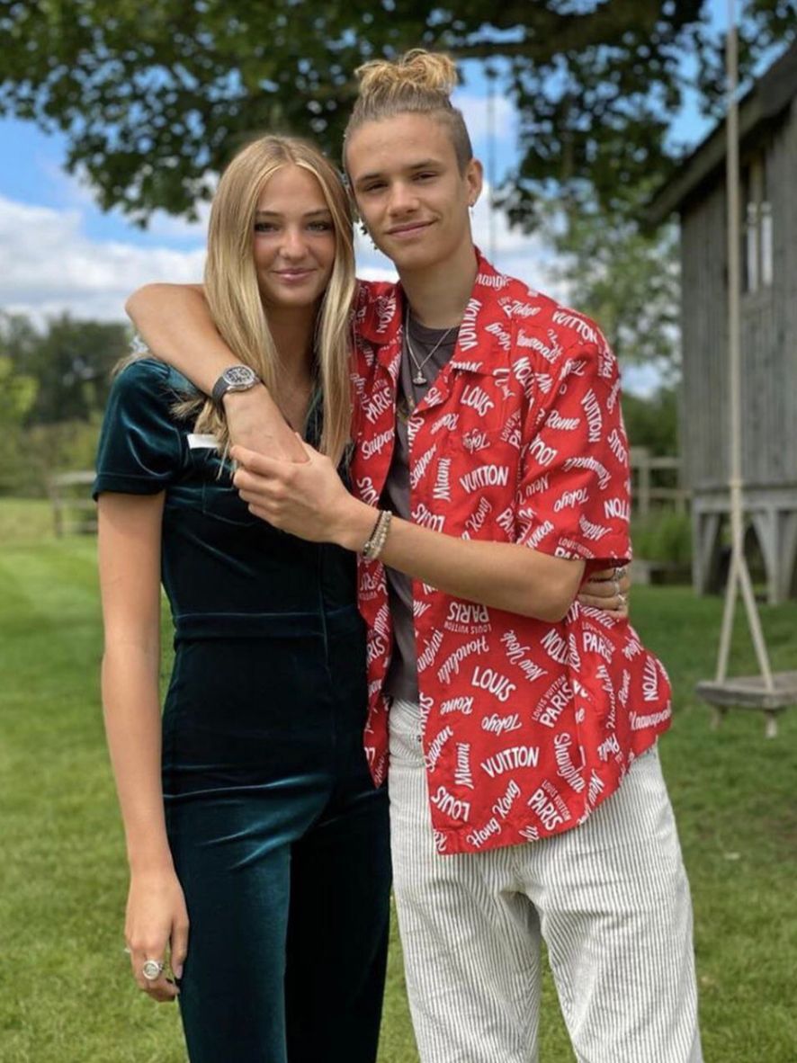 维多利亚·贝克汉姆|贝嫂两位公子审美一致！俩儿媳颜值气质出众，穿蓝裙身材不输婆婆