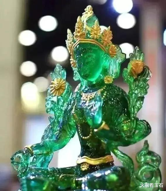 翡翠|身价10亿的翡翠佛像,拥有3套金缕玉衣,泰王亲自更衣