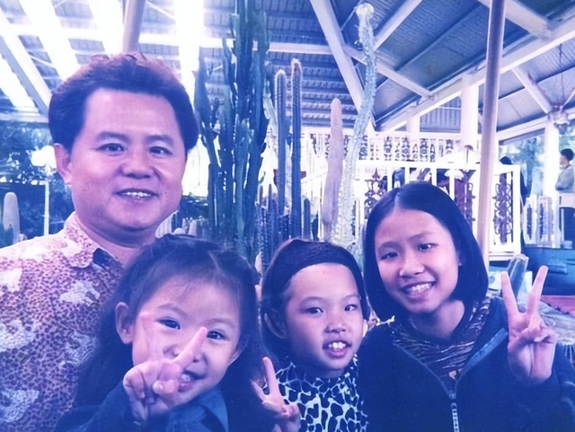 谢依霖|谢依霖自曝母亲患精神病，多次上吊烧炭欲自杀，举刀砍丈夫太可怕