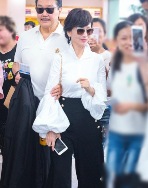 赵雅芝晒出自己的豪宅,楼梯扶手都镀金的,生活过得像贵妃