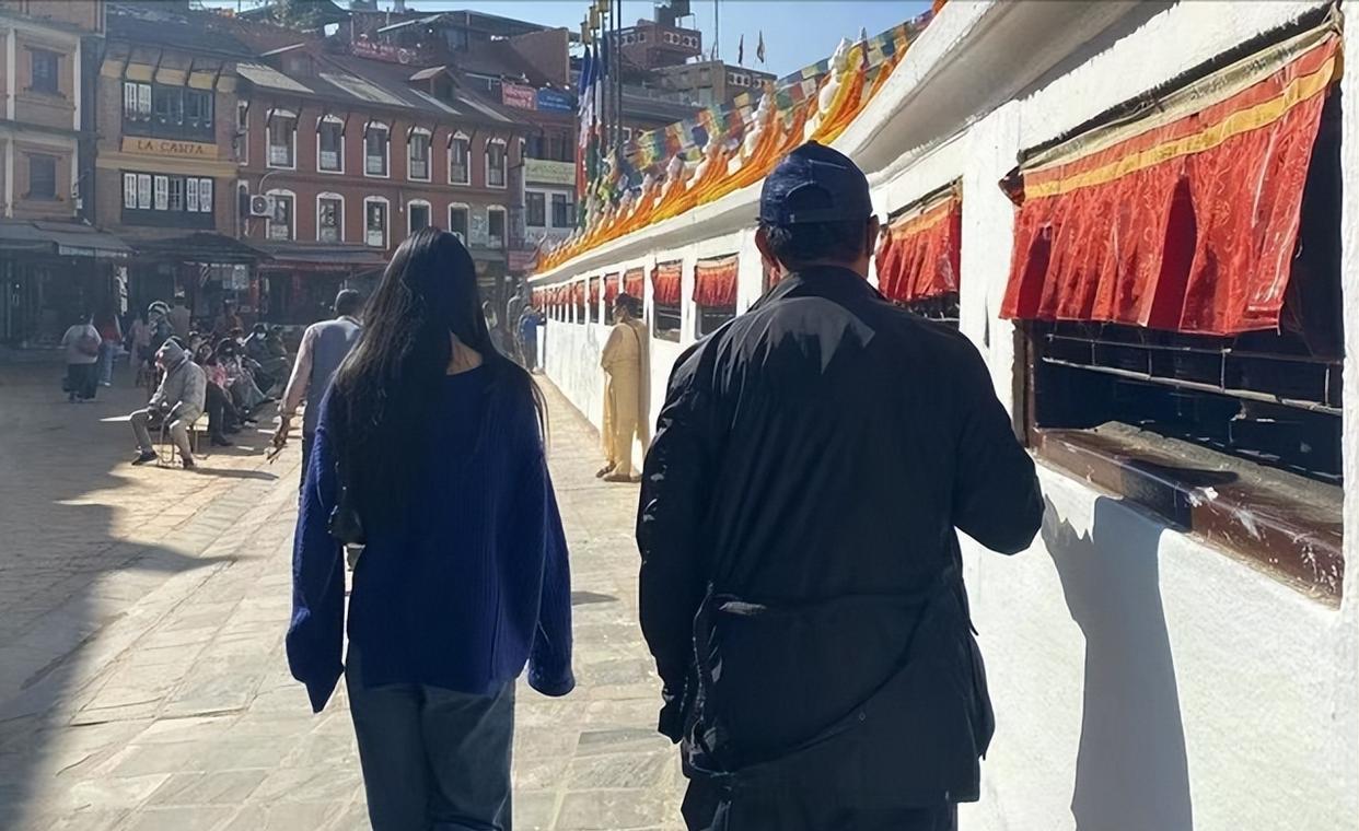 杨幂|59岁李连杰罕见露面，带妻女现身寺庙拜佛，目前已定居国外修行