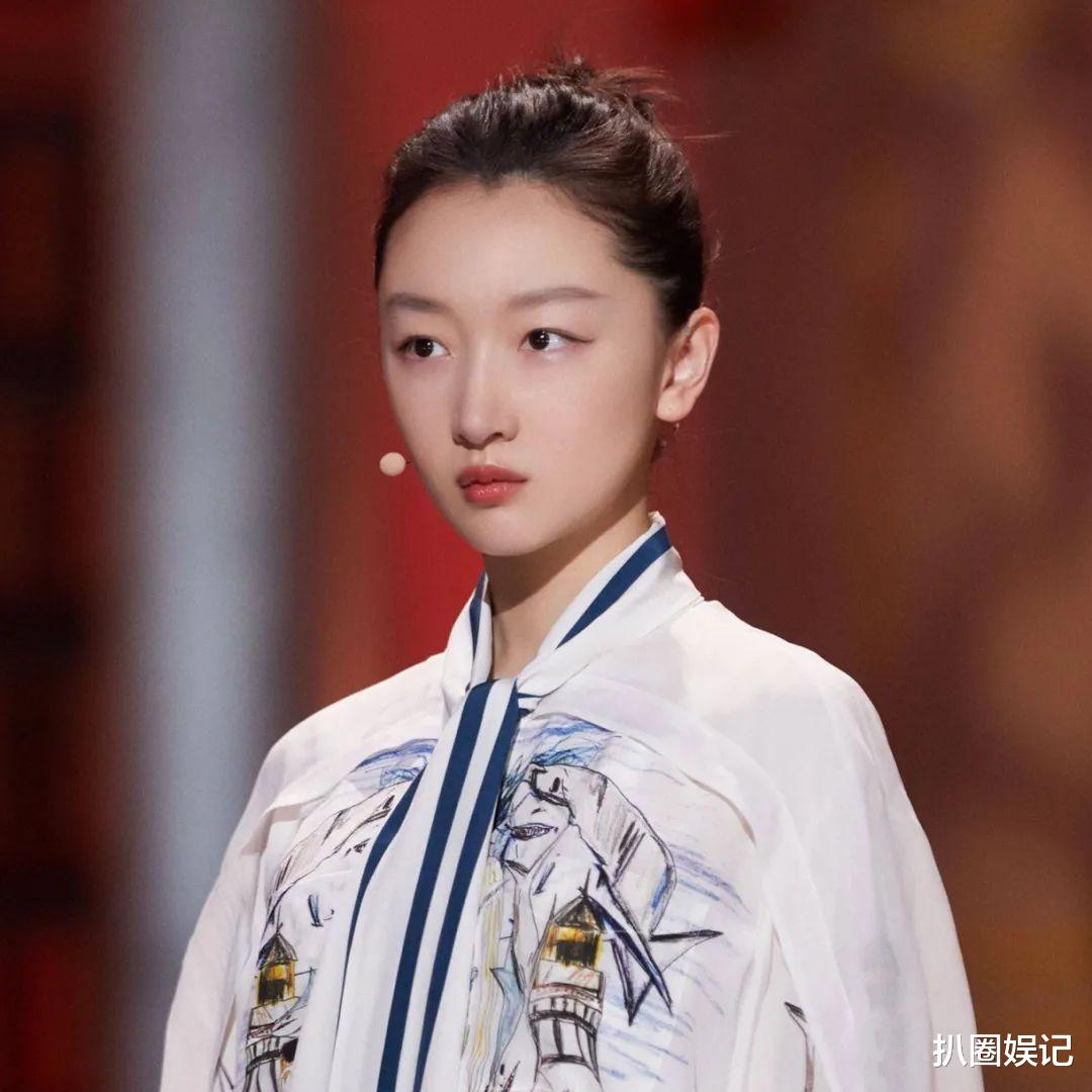 杨幂|宋祖儿现在是杨幂的闺蜜，杨幂去哪都带着她玩，宋祖儿是签定嘉行了