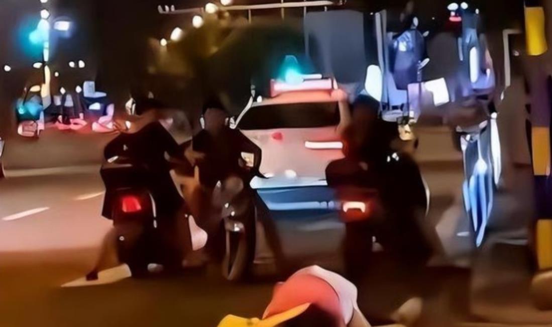 回顾一对年轻男女深夜醉倒街头,酒劲上头后失控,路人看了直摇头