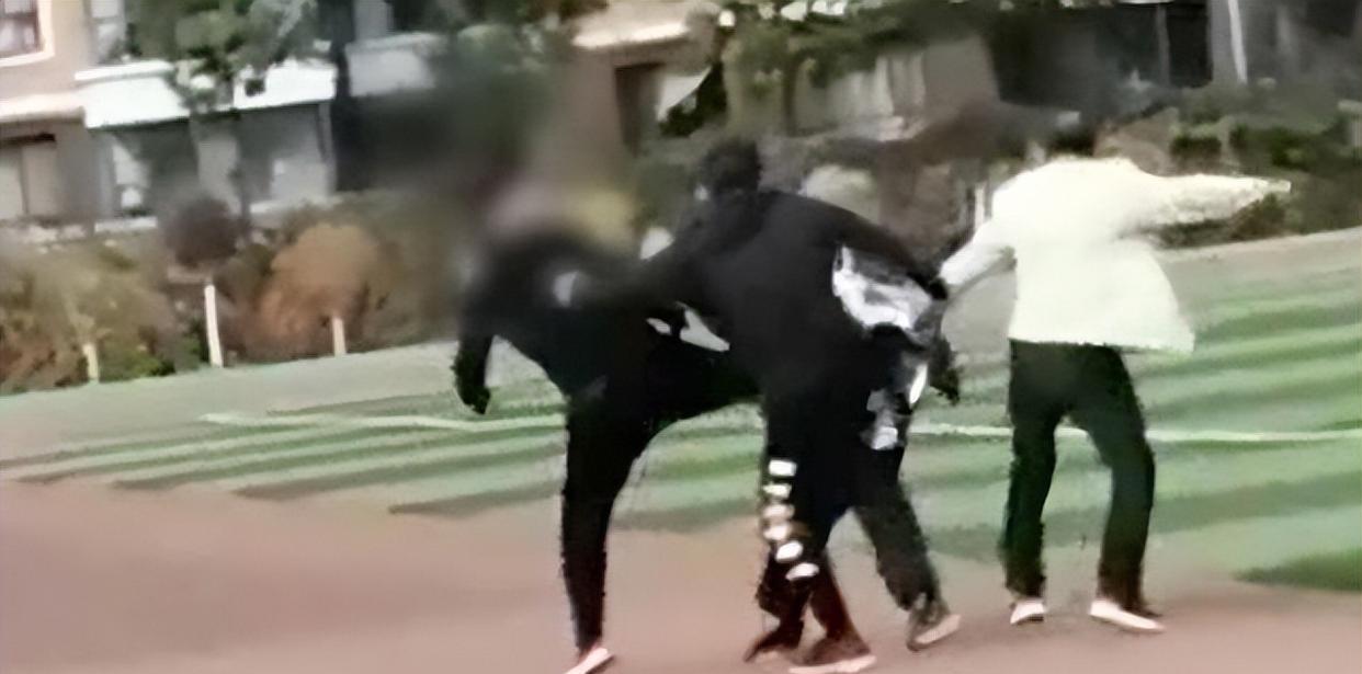 三名教师群殴初二学生，老师成千夫所指，但哪有无缘无故的恨呢？