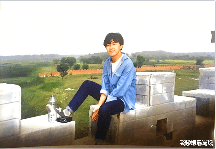 潘粤明|潘粤明晒了一张年轻时的旧照，网友：你什么时候再“柴”回去呀？