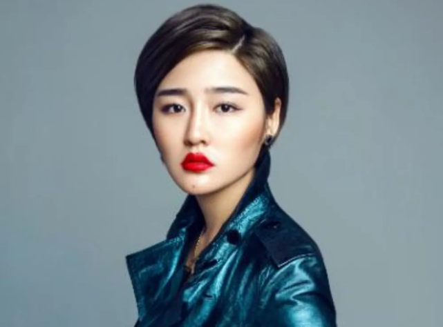 赵本山|在拿单亲妈妈博取同情，贪财不是错，但要有个度。有网友问她什么时候开