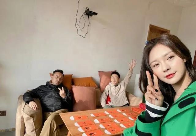 沈梦辰|沈梦辰现身山村，打扮接地气，汪涵显老态，杨迪最帅气