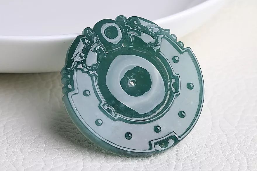 翡翠|小伙3000拿下的翡翠原石,一刀切开冰种带晴底,价值瞬间暴涨!