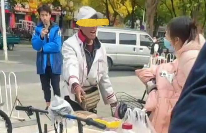 女子买15元切糕称完58元,大爷放狠话:不买不能走!结局愤怒