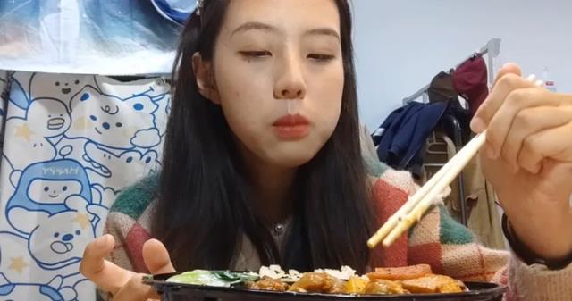 道歉是怕影响考公吗?河大女生因扔掉隔离餐火了,家庭背景曝光