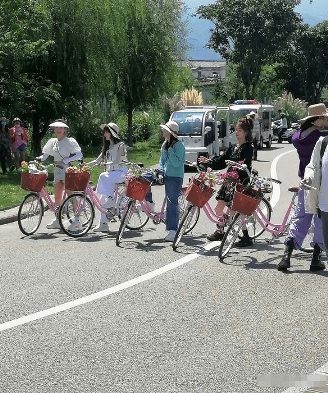 王心凌|王心凌分享40岁庆生照 手捧鲜花与吴谨言等人合影