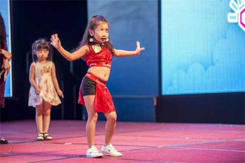 童星|2014年，浙江6岁女童走时装秀，下台后母亲瞬间腿软，竟要赔56万