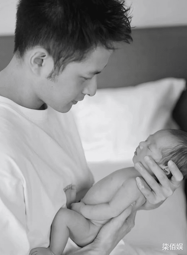 陈燃|陈燃首晒二胎正脸照，与老公温柔注视儿子，二宝五官和哥哥似翻版