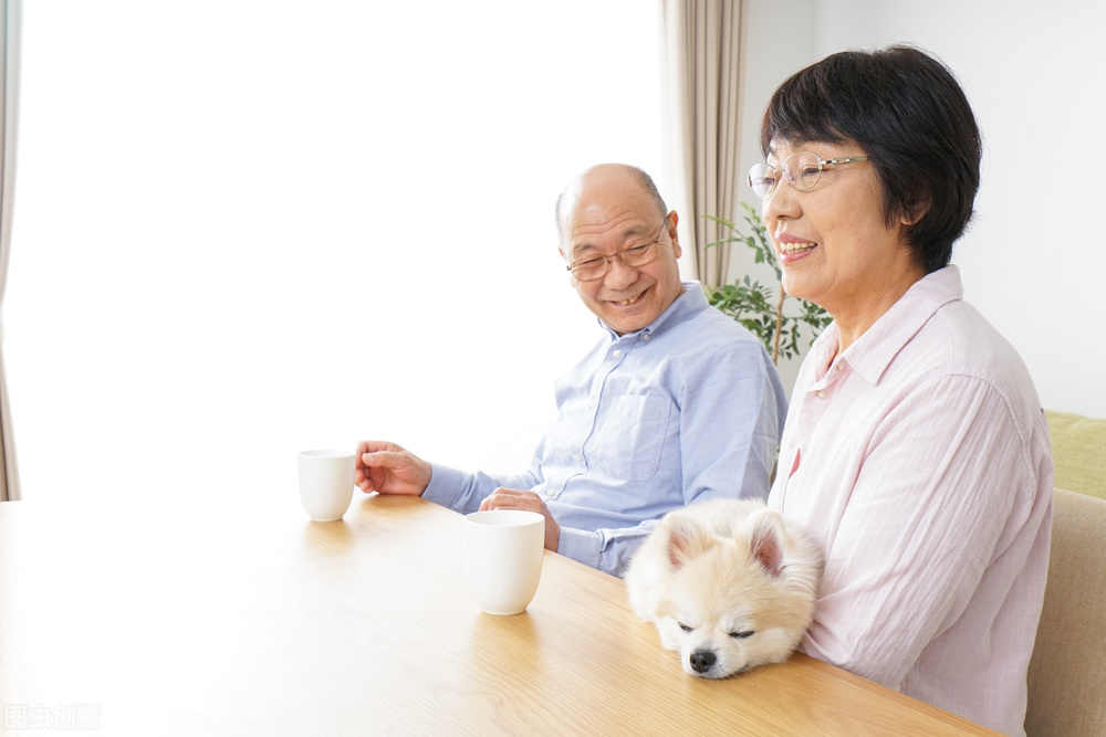 晚年再婚两个月,老伴提出AA制,60岁大妈:我不缺钱,更不缺心眼
