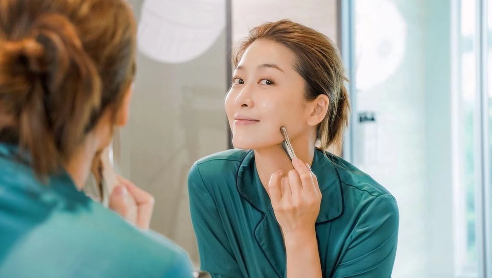 小三|43岁香港知名女星素颜出镜无惧雀斑皱纹,被传是小三如今幸福美满