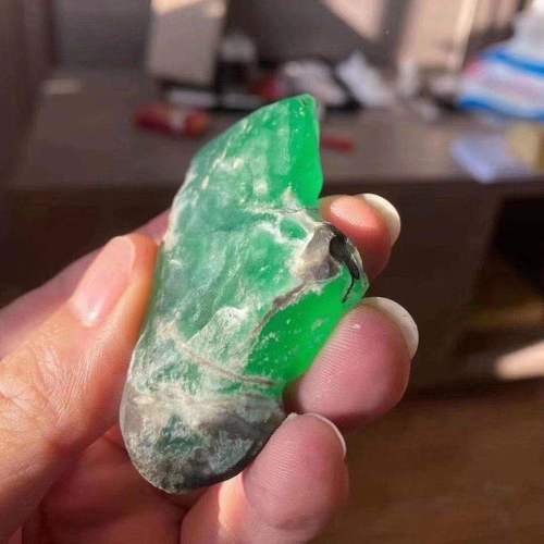 翡翠|什么样的翡翠绿色最高级?