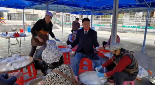 万梓良|64岁万梓良简陋大棚里做小吃，被一群阿姨环绕，拿木棍搅拌太卖力