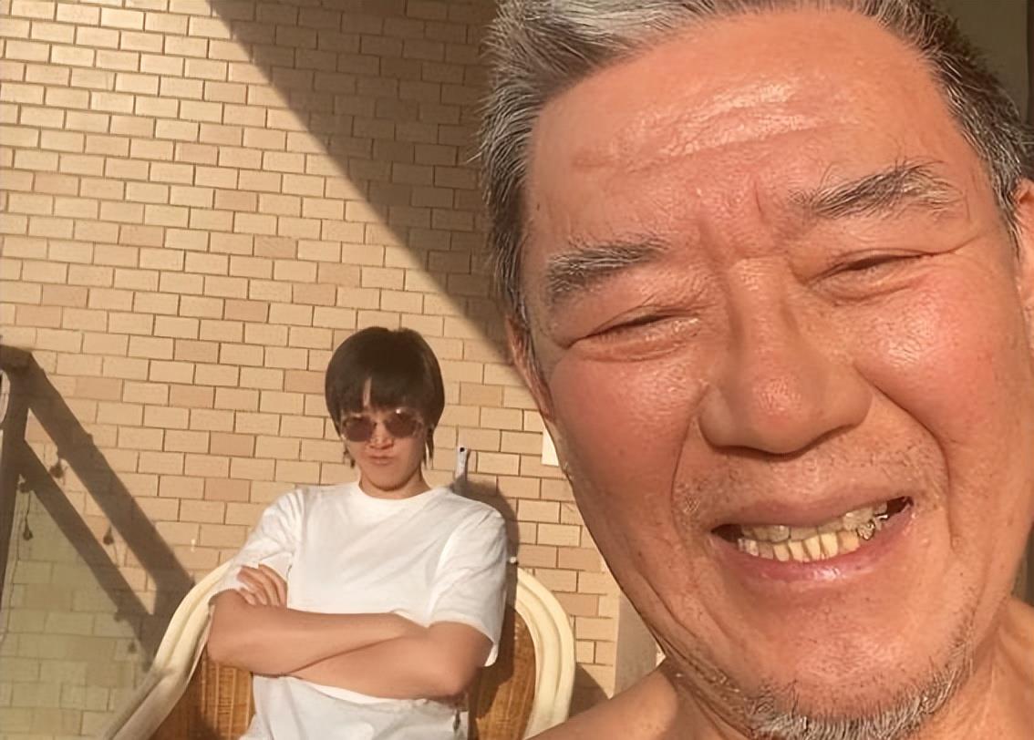 李立群|李立群光膀子晒太阳，脸部通红说话粗喘，身后女儿撩衣动作引争议