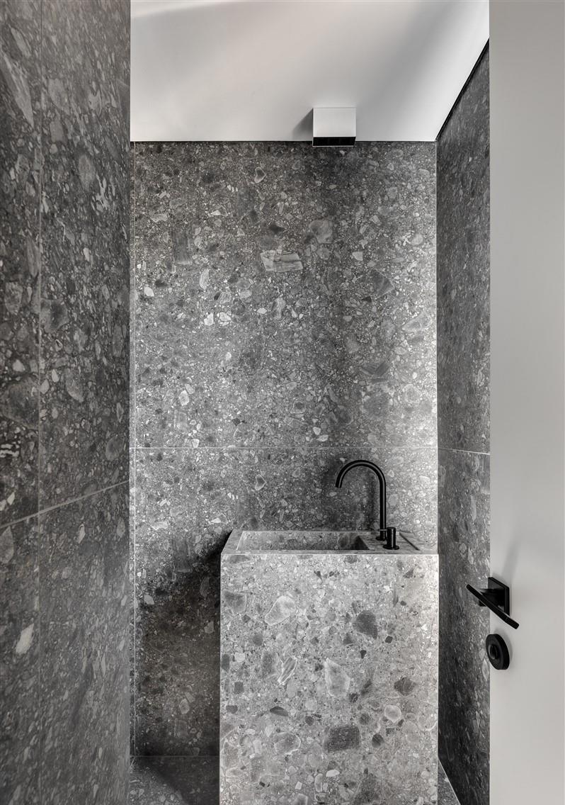 178㎡复式上下2层，装修大气雅致看不出一丝的俗气，大阳台好舒服