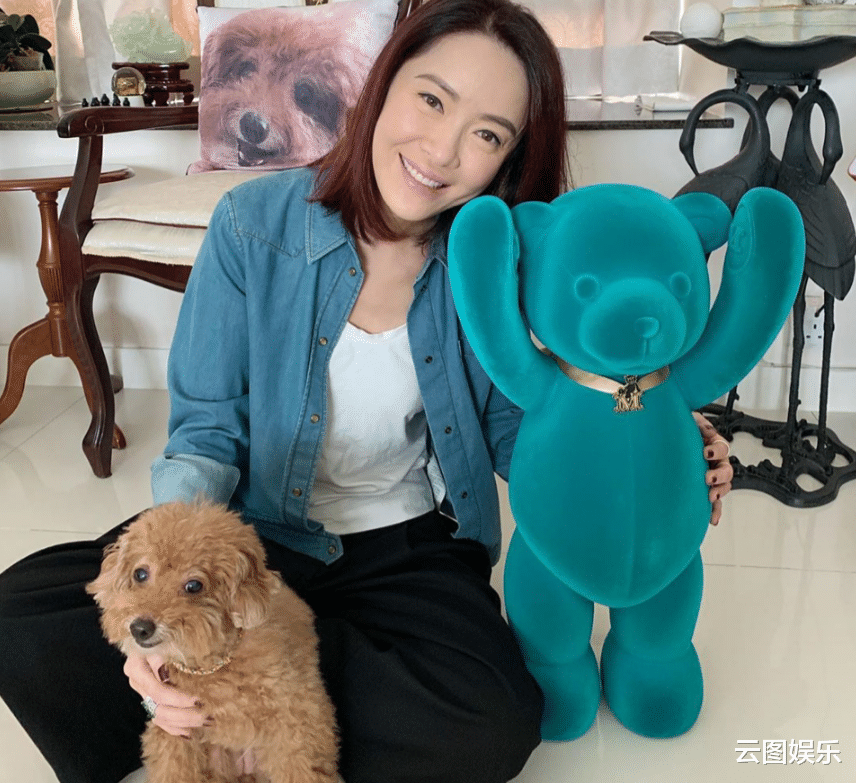 向海岚|48岁向海岚秀身材！躺沙发露出一双美腿，称姿势难需提前2周练习