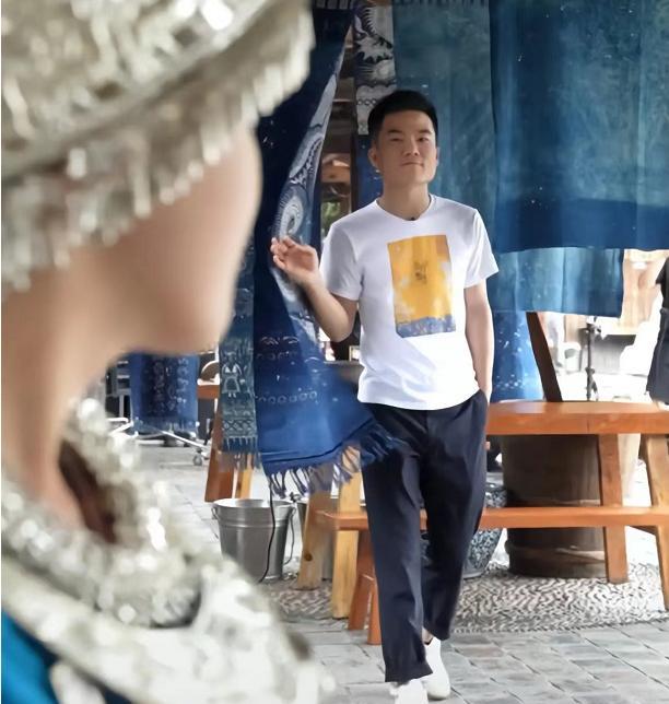 董宇辉|董宇辉对苗家姑娘动心?吟诗一首表露心思,网友:人家还是个学生